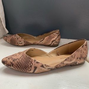 Free with purchase** Gold snakeskin flats